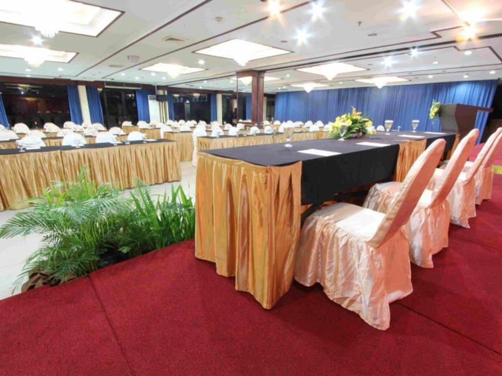 Regent'S Park Hotel Malang Exterior foto